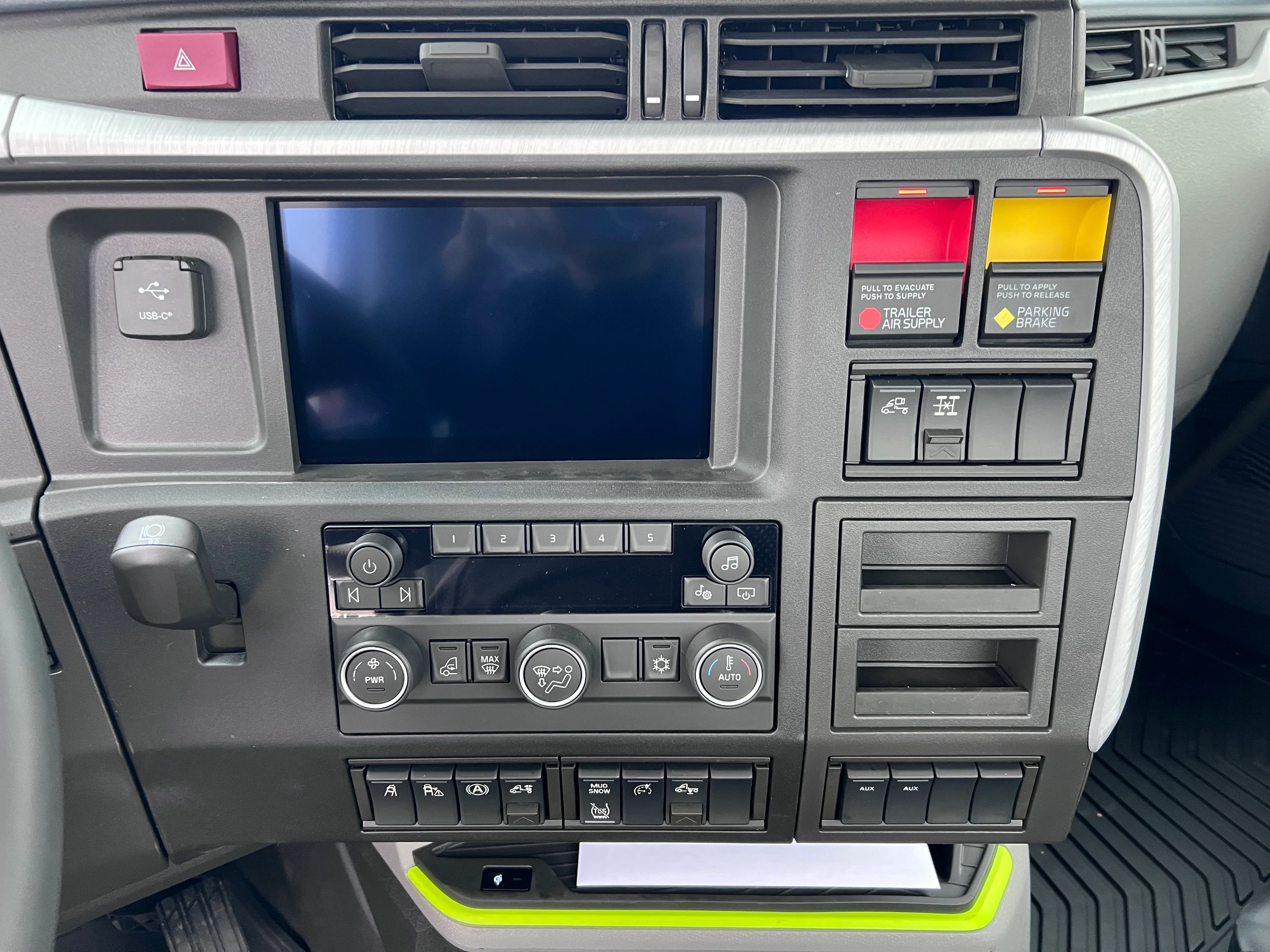2025 Volvo VNL 300 in Tulsa, OK — photo 7