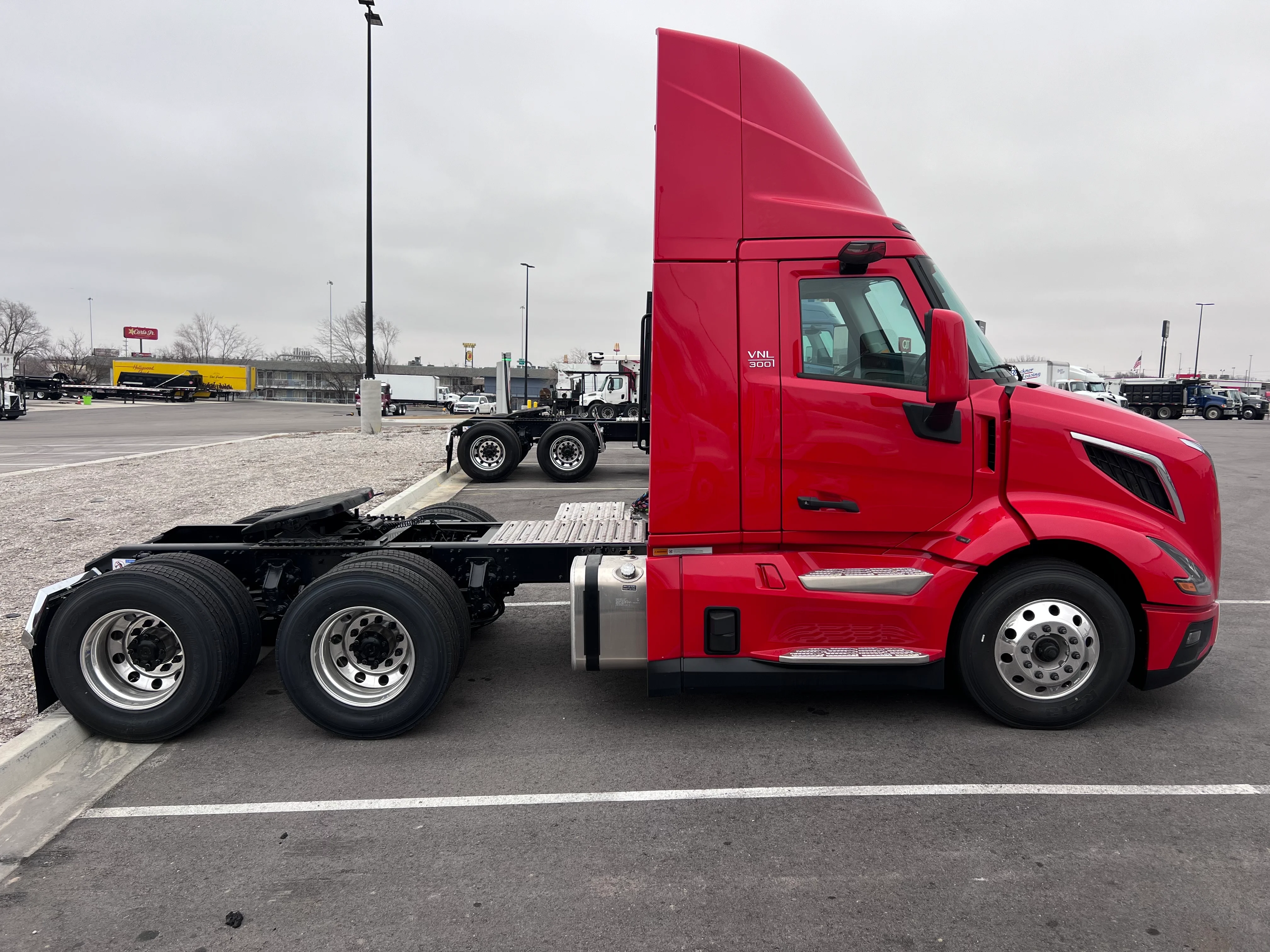 2025 Volvo VNL 300 in Tulsa, OK — photo 9