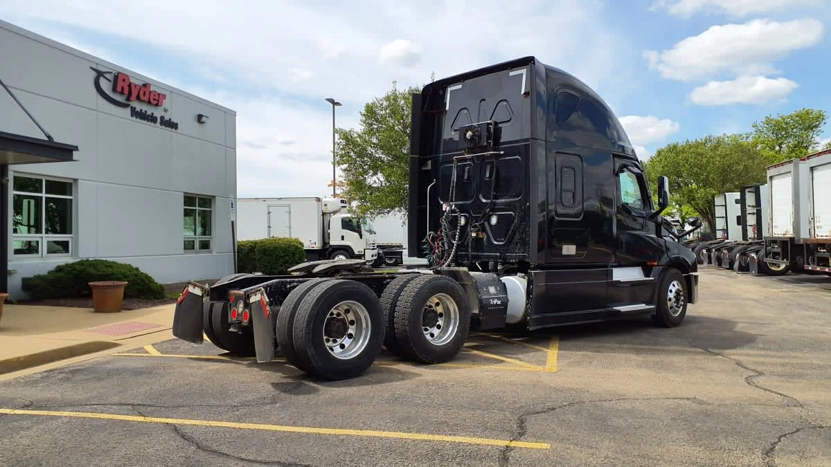 2021 Freightliner Cascadia in Bolingbrook, IL — photo 4