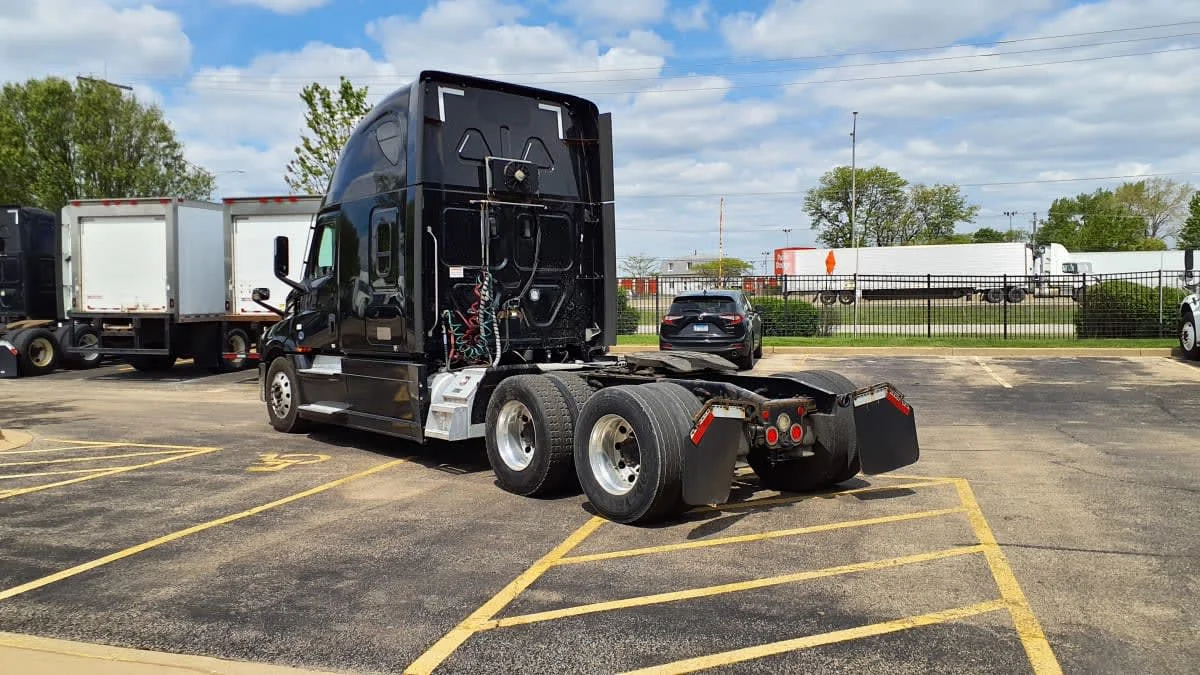 2021 Freightliner Cascadia in Bolingbrook, IL — photo 6