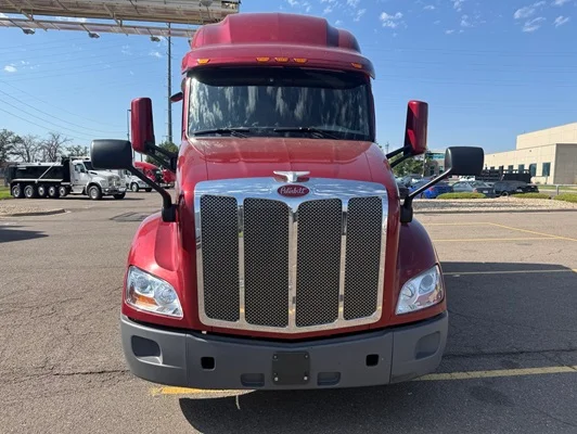 2021 Peterbilt 579 in Denver, CO — photo 2