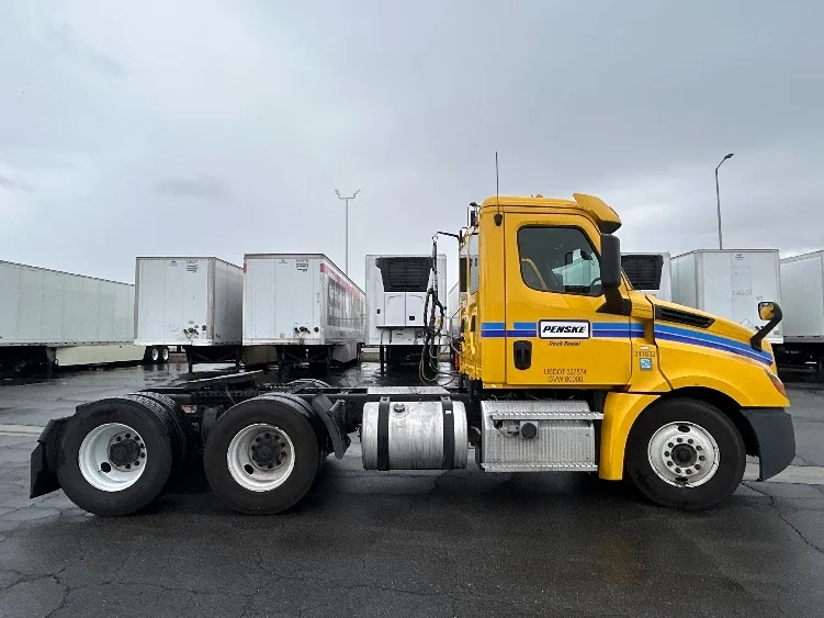 2020 Freightliner Cascadia in Fontana, CA — photo 8