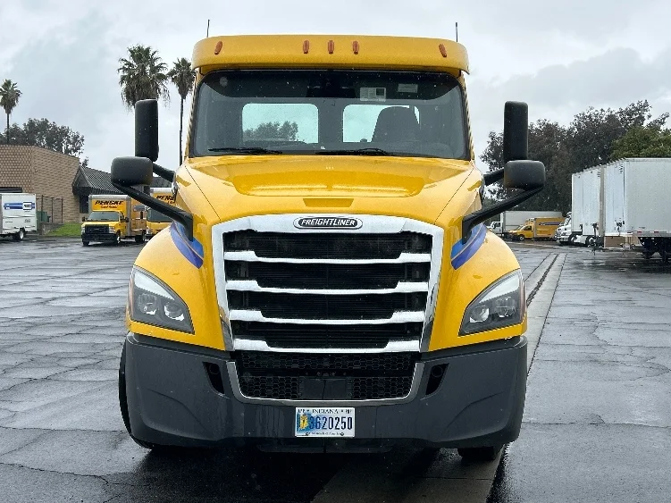 2020 Freightliner Cascadia - image 2