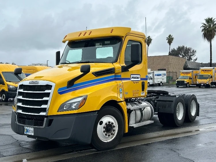 2020 Freightliner Cascadia - image 3