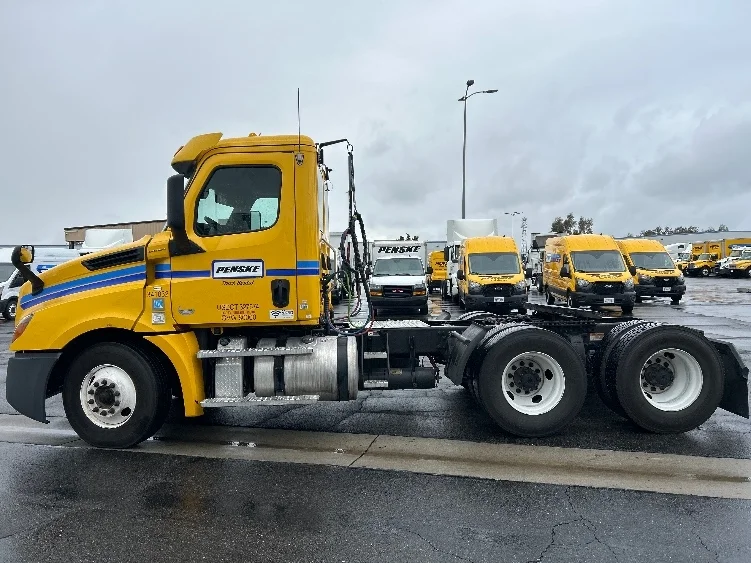 2020 Freightliner Cascadia in Fontana, CA — photo 4