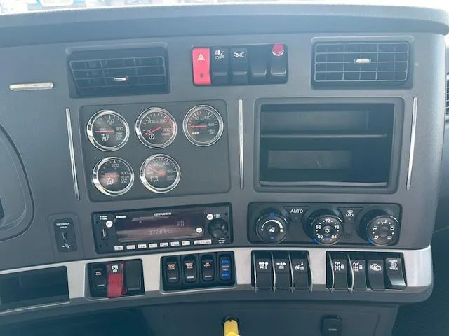 2023 Kenworth T880 - image 4