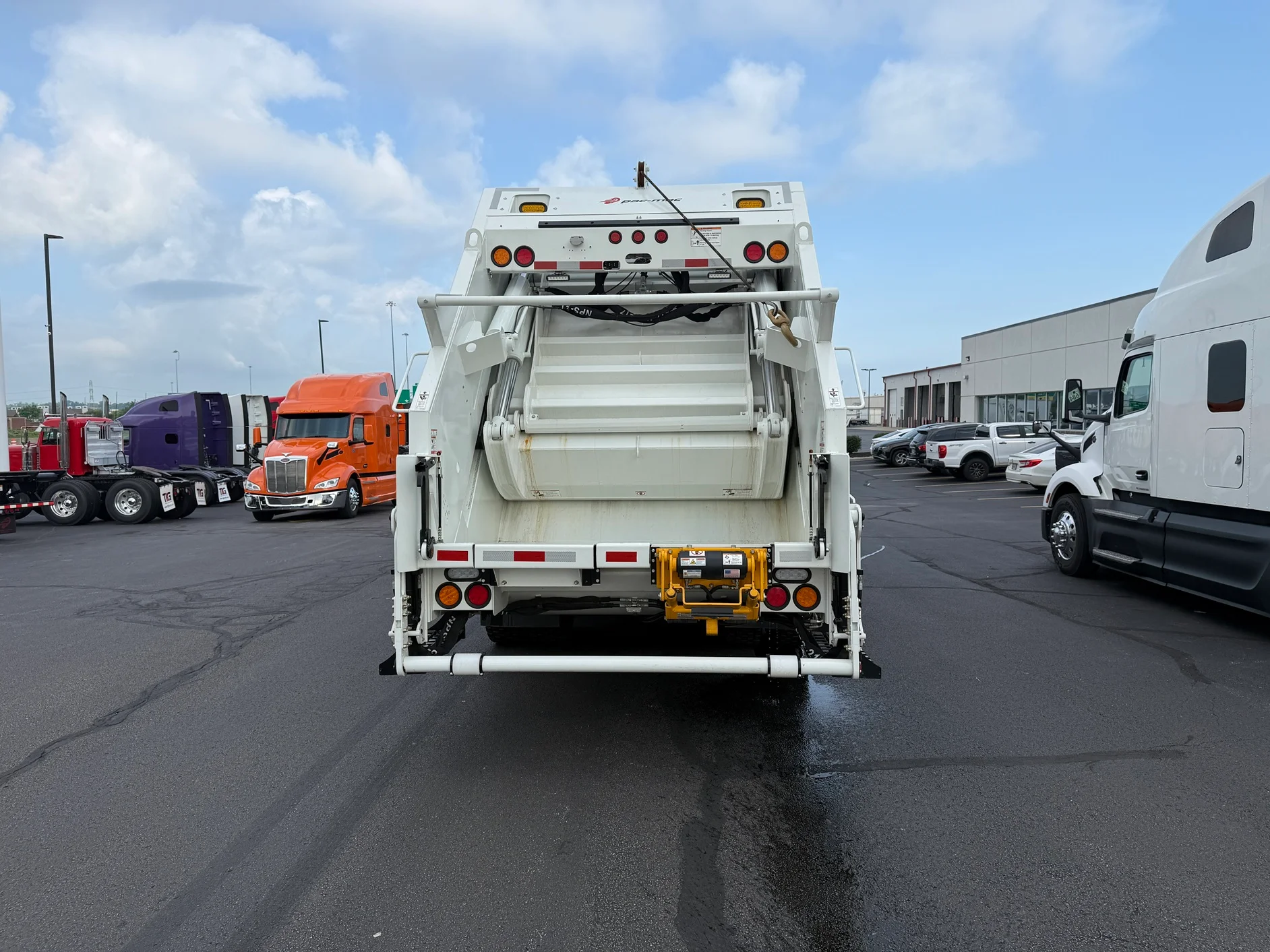 2025 Peterbilt 548 in Cincinnati, OH — photo 4