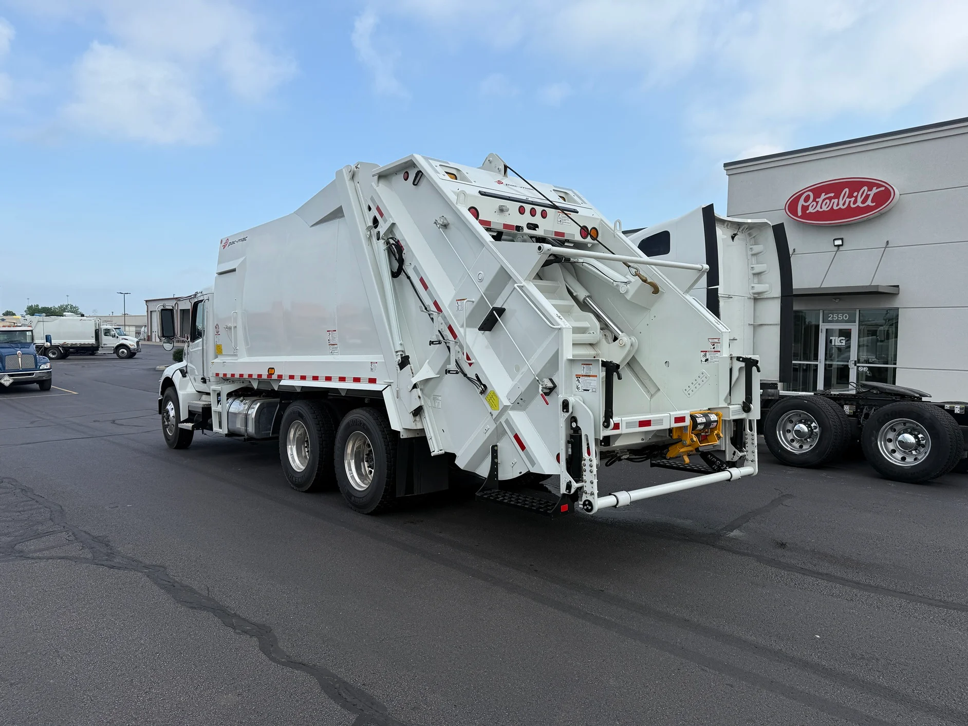 2025 Peterbilt 548 in Cincinnati, OH — photo 3
