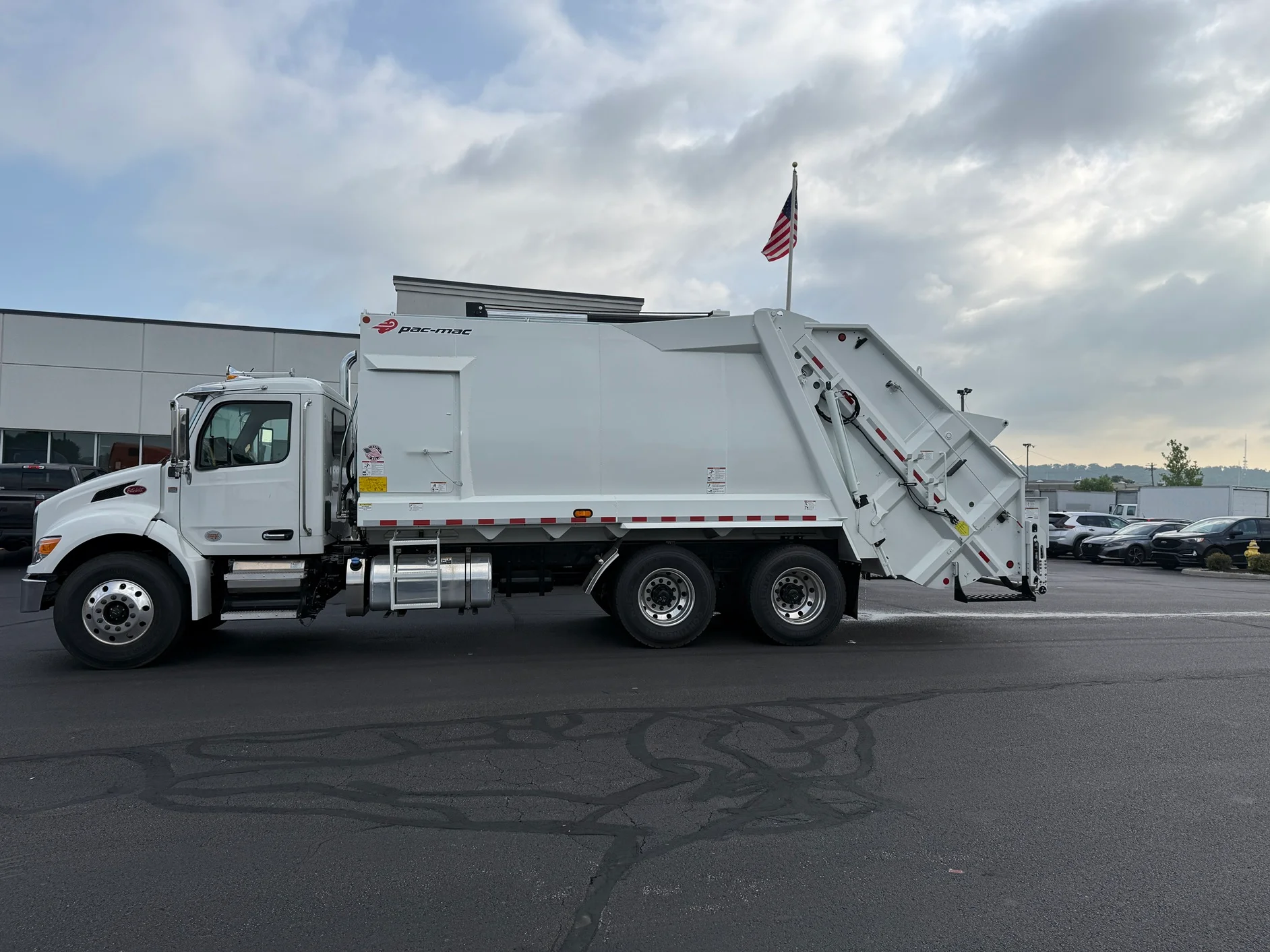 2025 Peterbilt 548 in Cincinnati, OH — photo 2