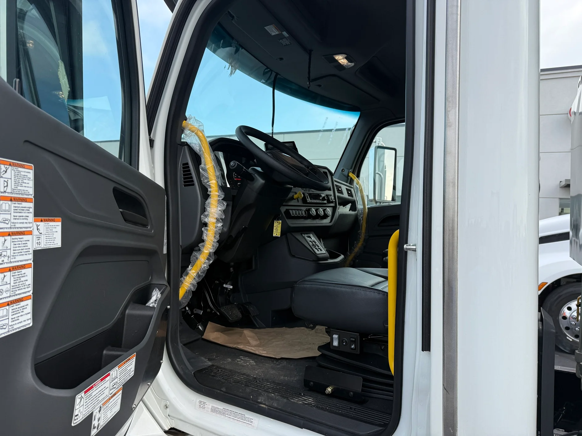 2025 Peterbilt 548 in Cincinnati, OH — photo 11