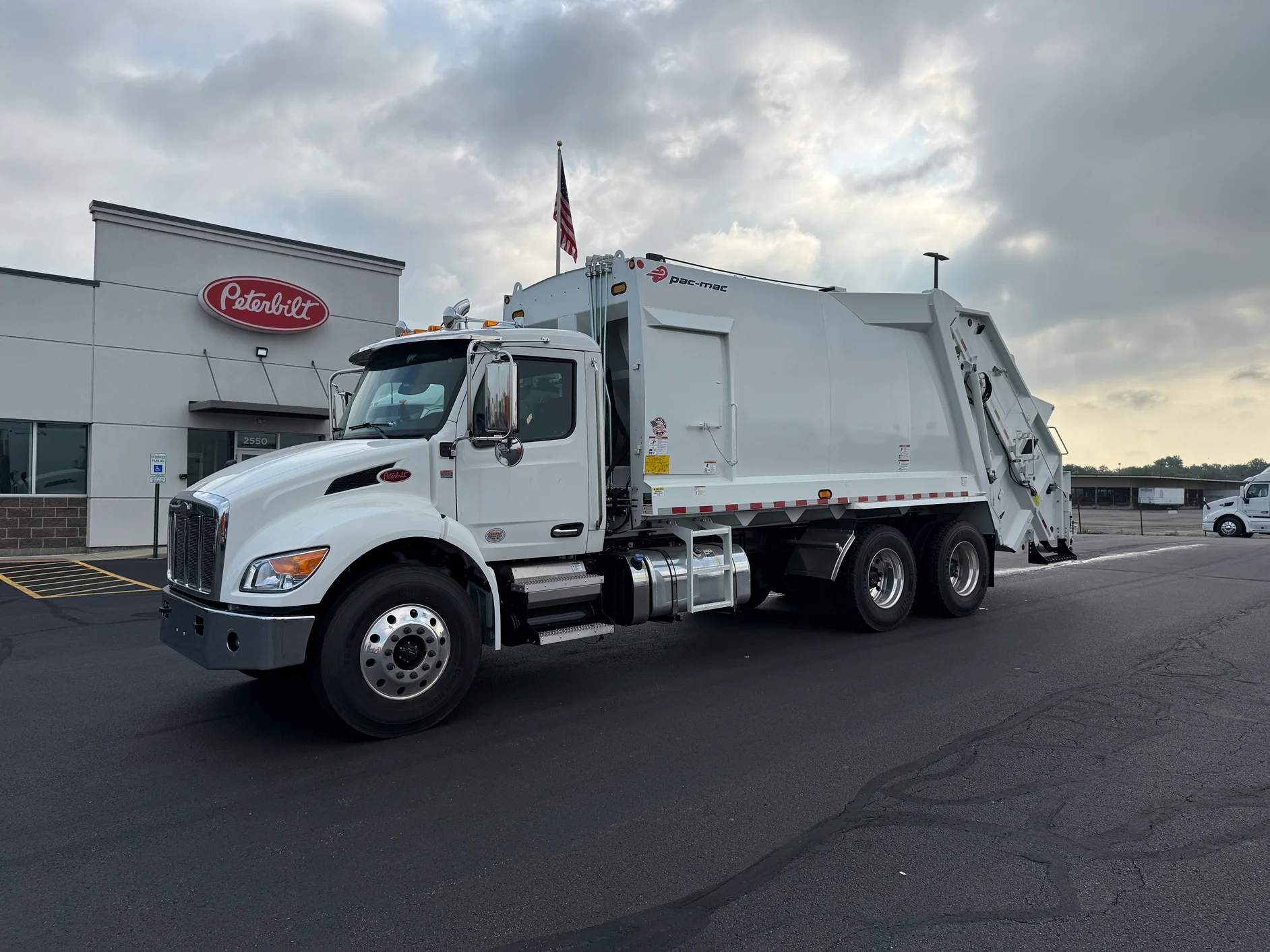 2025 Peterbilt 548 in Cincinnati, OH