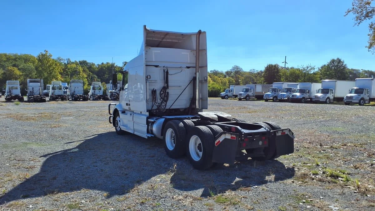 2020 Volvo VNR 640 - image 6