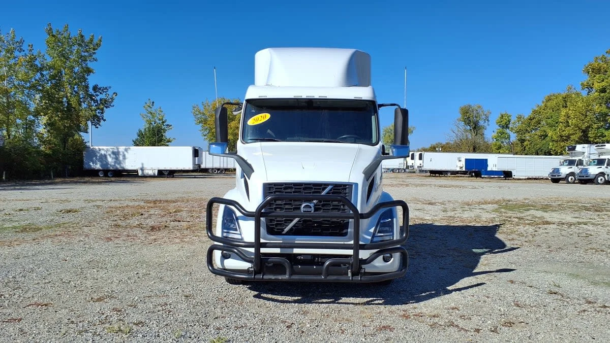 2020 Volvo VNR 640 - image 2