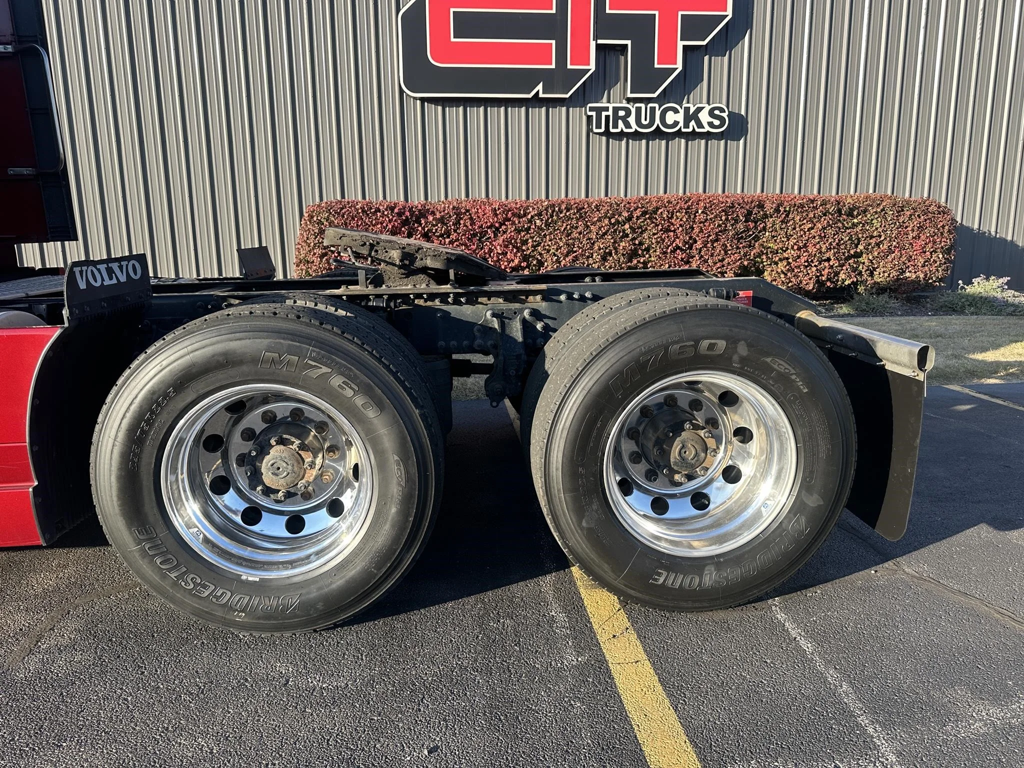 2022 Volvo VNL 300 - image 3