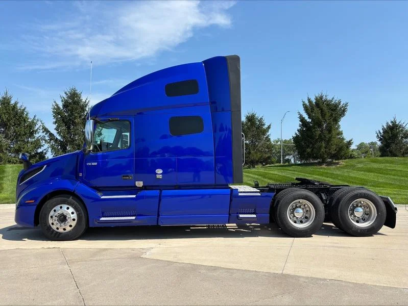2022 Volvo VNL 760 in Cedar Rapids — photo 2