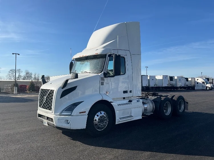 2021 Volvo VNR 640 - image 3