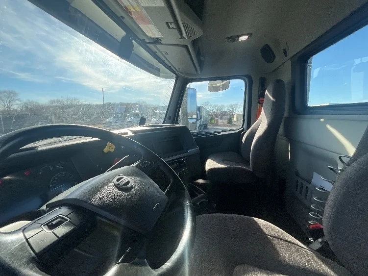 2021 Volvo VNR 640 - image 10