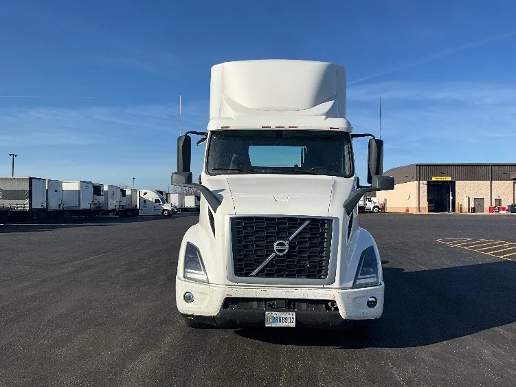 2021 Volvo VNR 640 - image 2