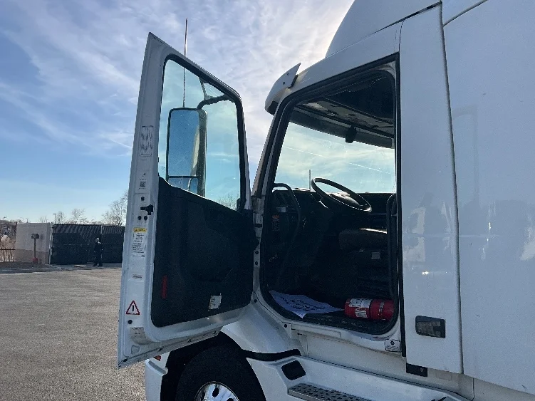 2021 Volvo VNR 640 - image 9