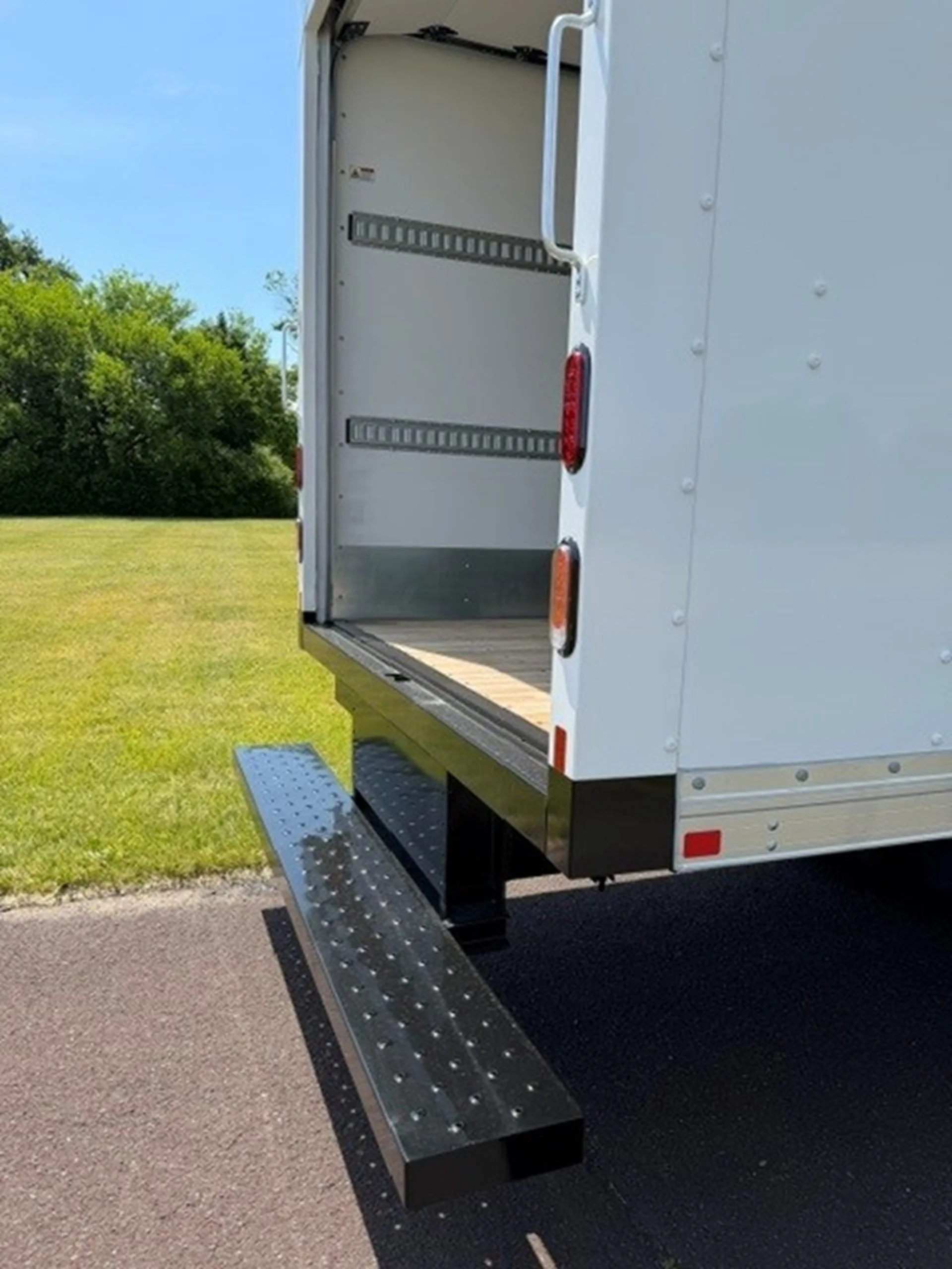 2025 Isuzu NRR in Souderton, PA — photo 4