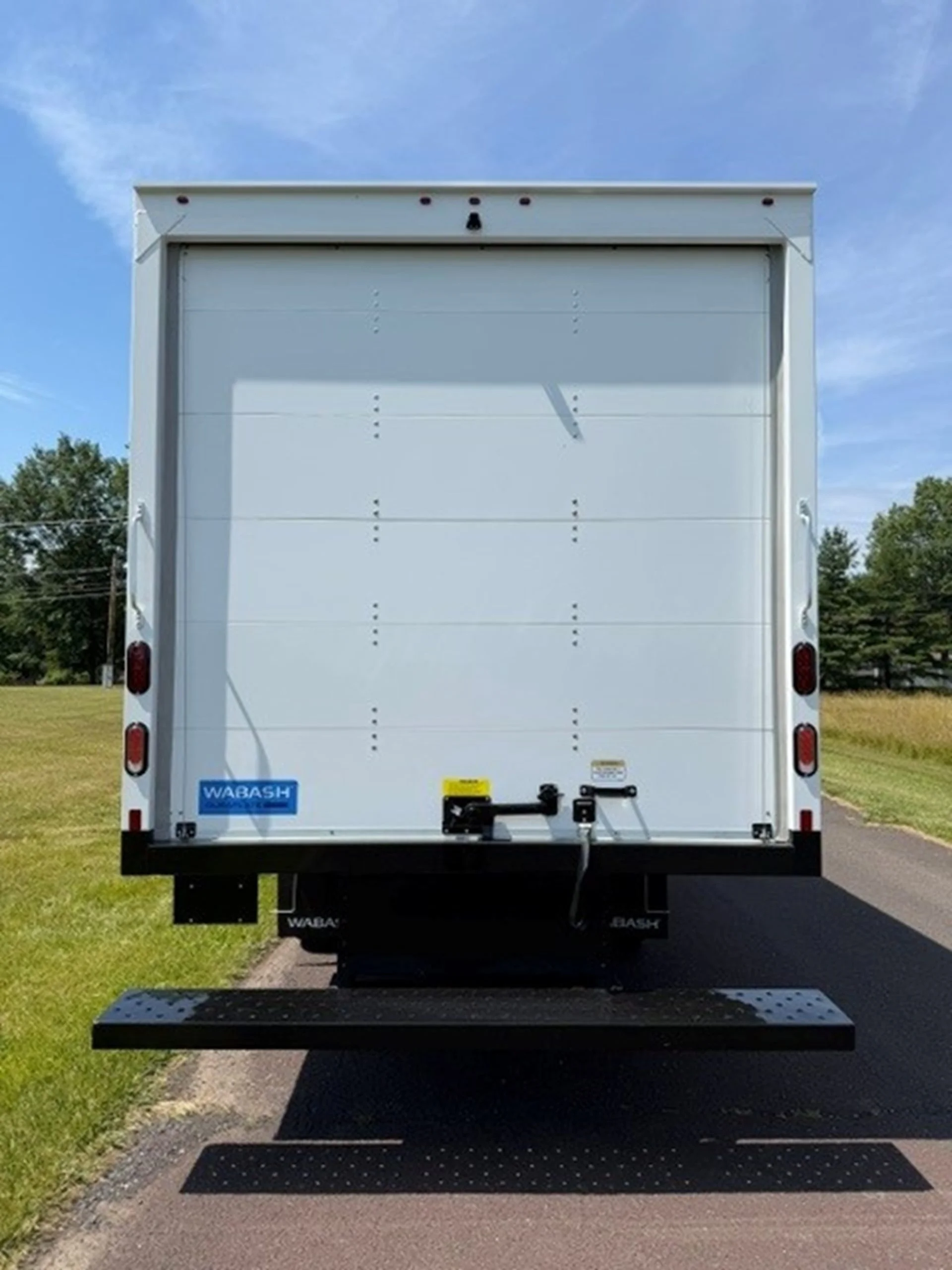 2025 Isuzu NRR in Souderton, PA — photo 2
