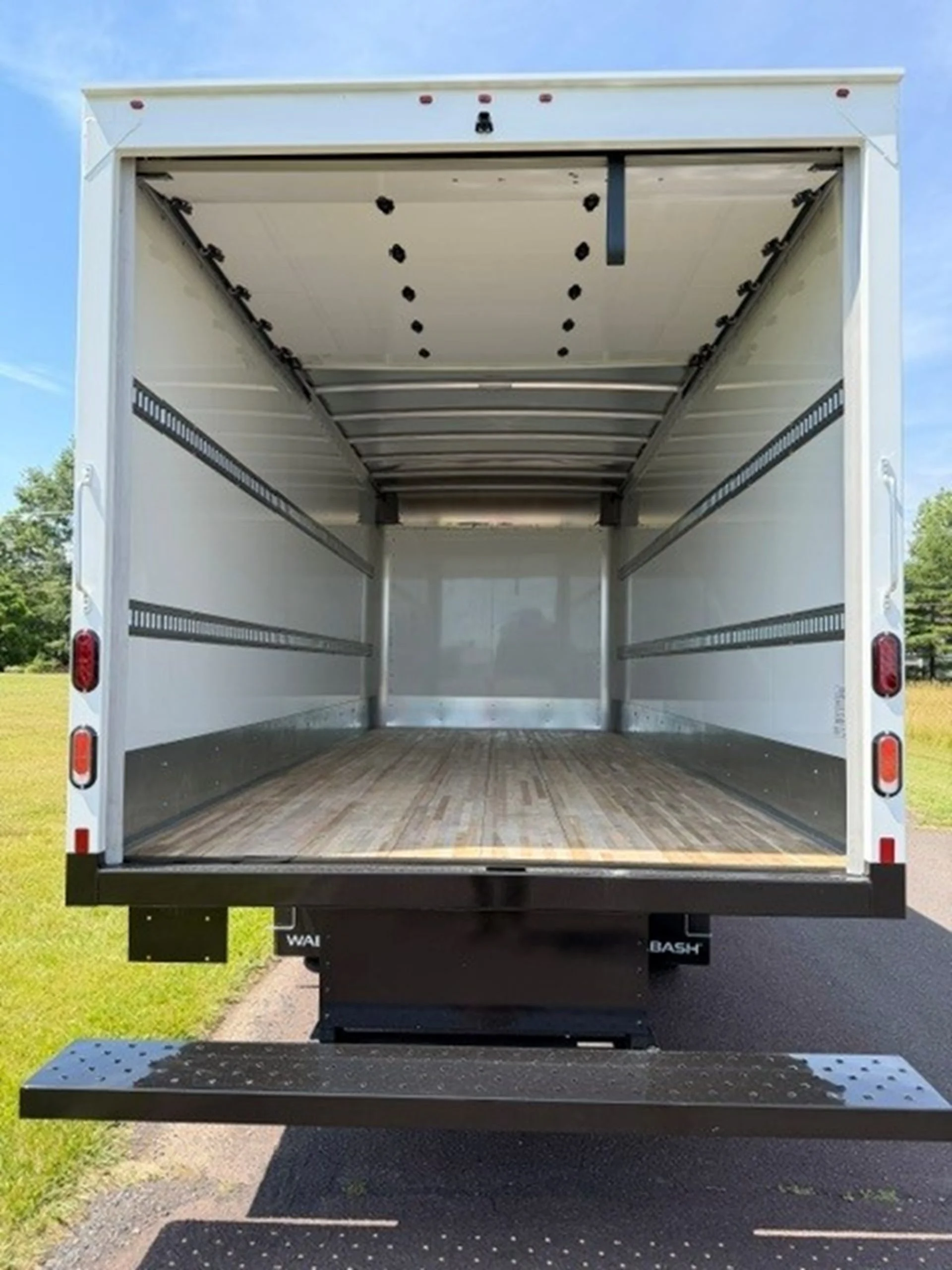 2025 Isuzu NRR in Souderton, PA — photo 3