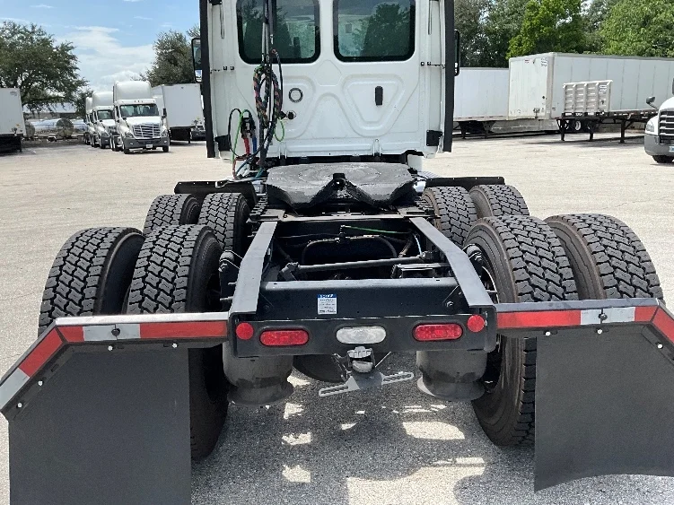 2020 Freightliner Cascadia in Tampa, FL — photo 6