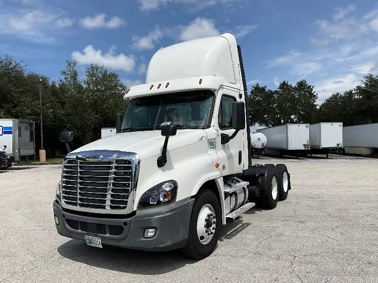 2020 Freightliner Cascadia in Tampa, FL — photo 3