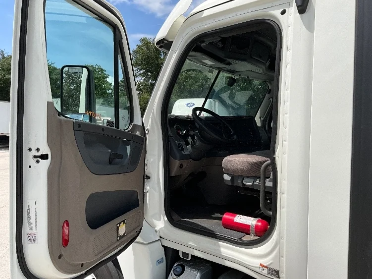 2020 Freightliner Cascadia in Tampa, FL — photo 9