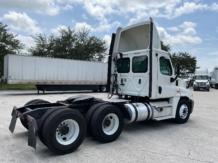 2020 Freightliner Cascadia in Tampa, FL — photo 7