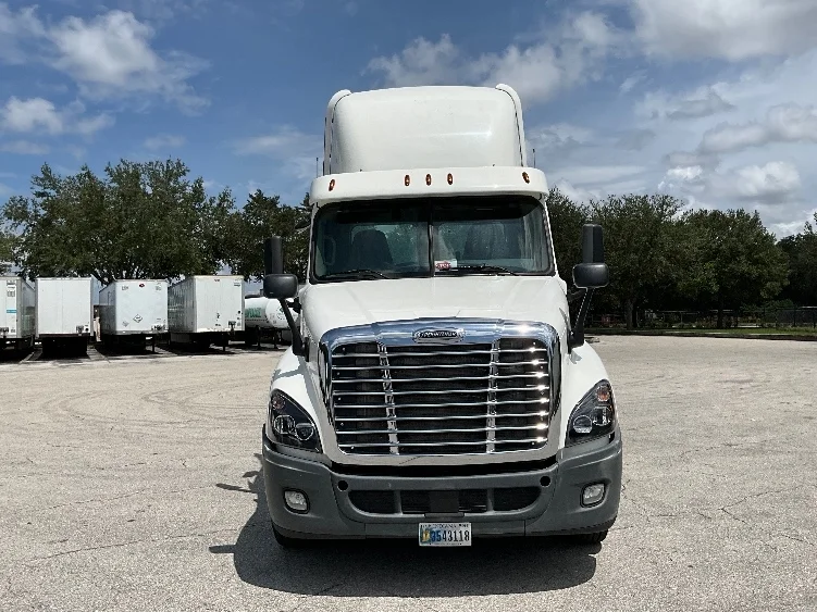 2020 Freightliner Cascadia in Tampa, FL — photo 2