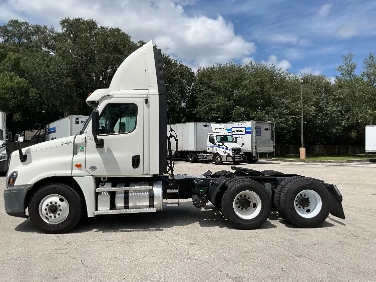 2020 Freightliner Cascadia in Tampa, FL — photo 4