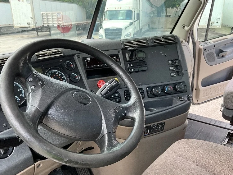 2020 Freightliner Cascadia in Tampa, FL — photo 10