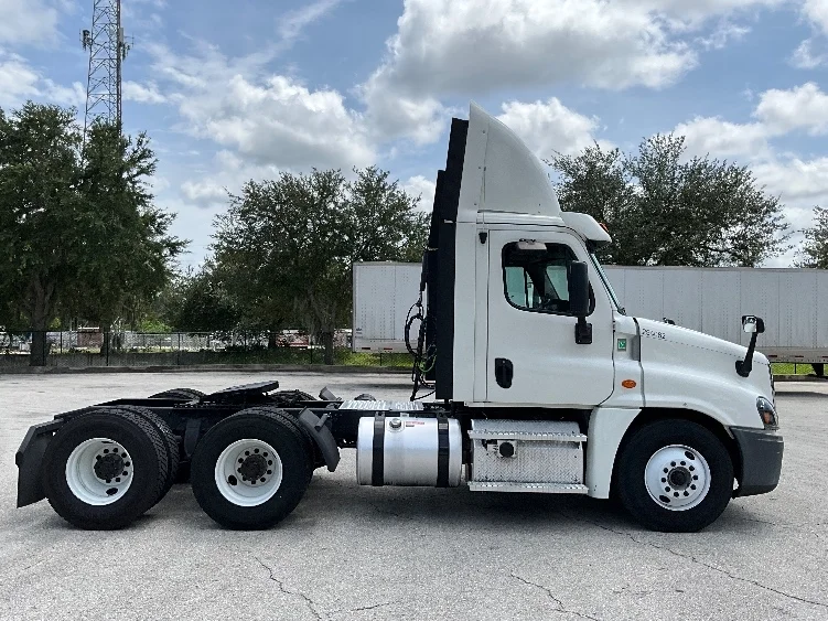 2020 Freightliner Cascadia in Tampa, FL — photo 8
