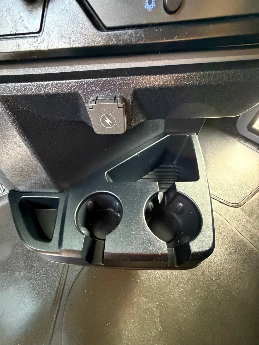 2020 Mack Anthem - image 13