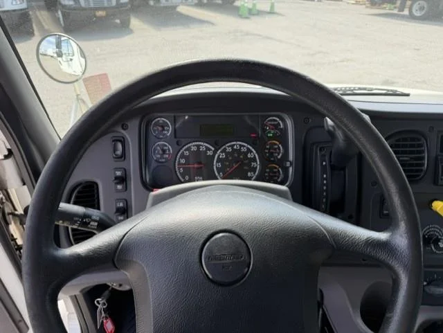 2019 Freightliner M2 106 — photo 11