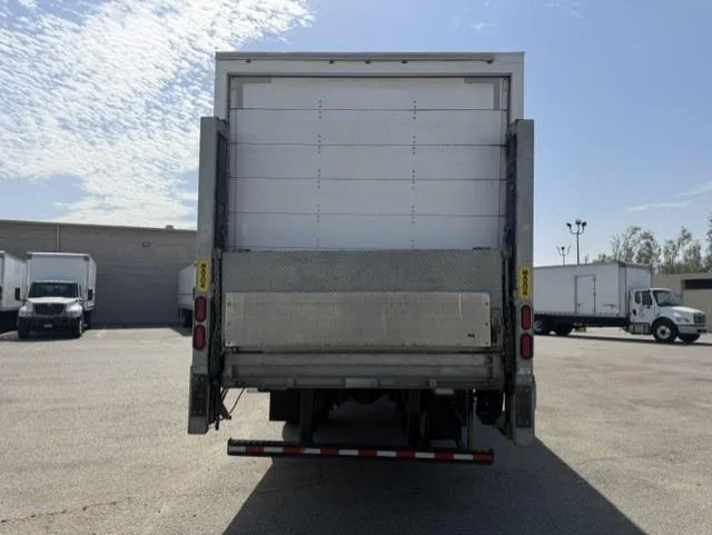 2019 Freightliner M2 106 — photo 6