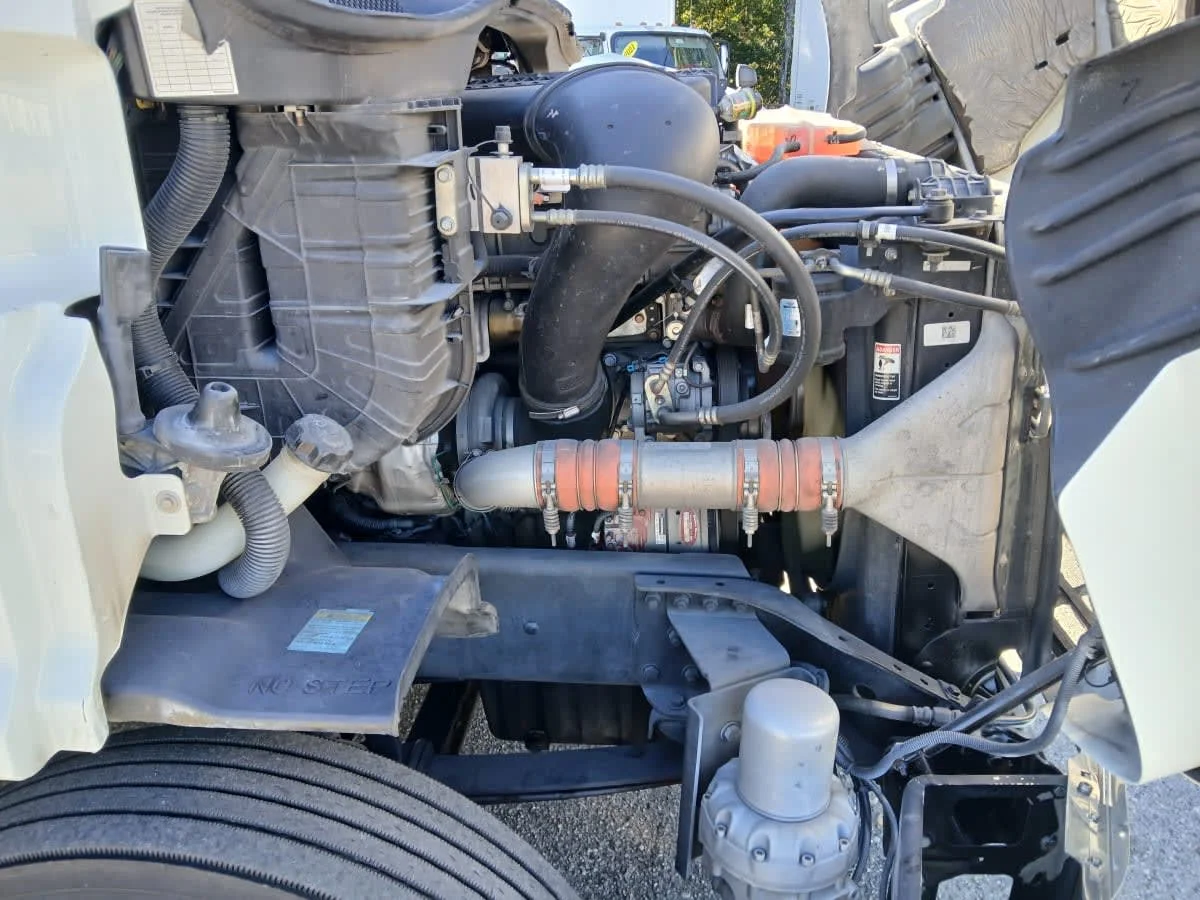 2018 Freightliner Cascadia - image 9