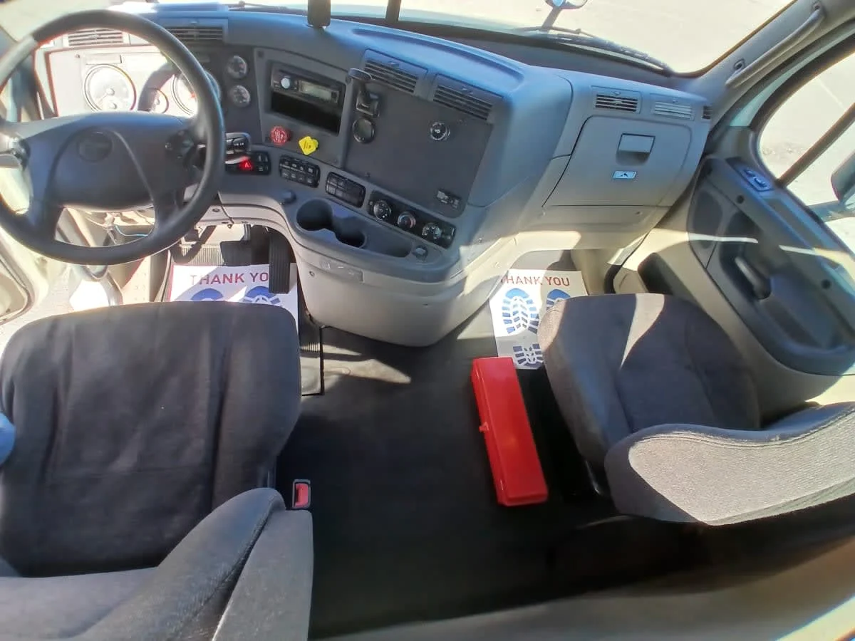 2018 Freightliner Cascadia - image 7