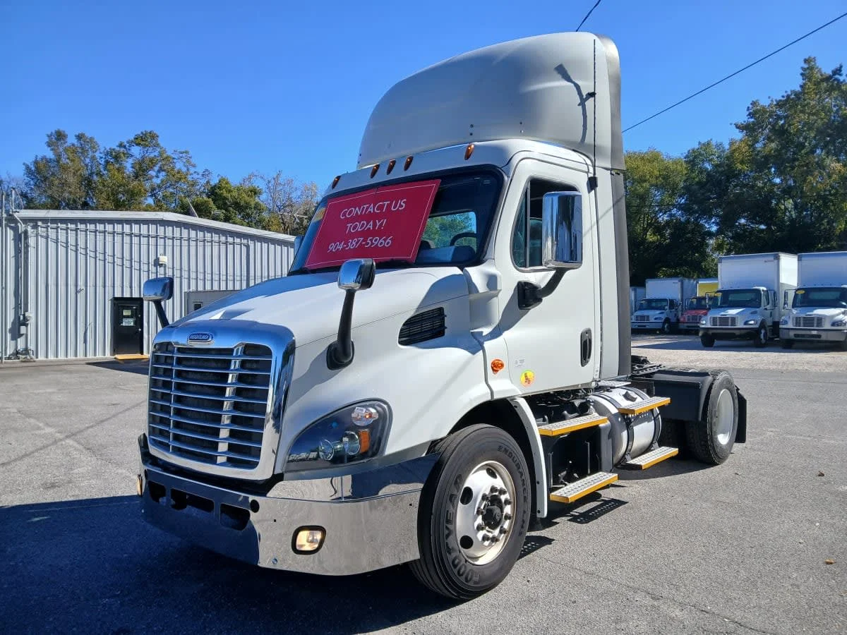 2018 Freightliner Cascadia in Jacksonville, FL — photo 2