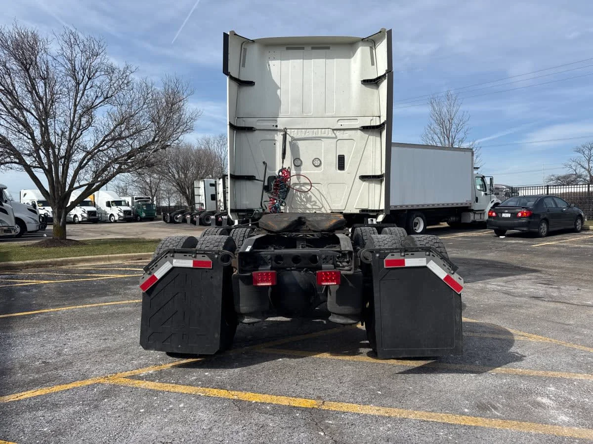 2020 International LT - image 5