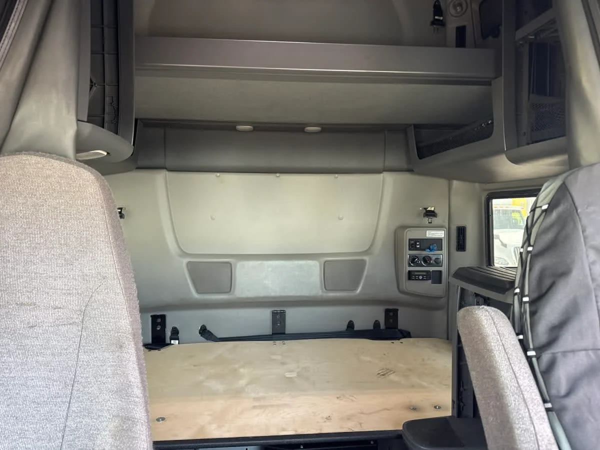 2020 International LT - image 8