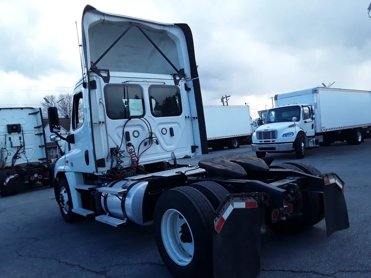 2019 Freightliner Cascadia - image 6