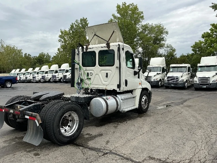 2019 Freightliner Cascadia - image 7