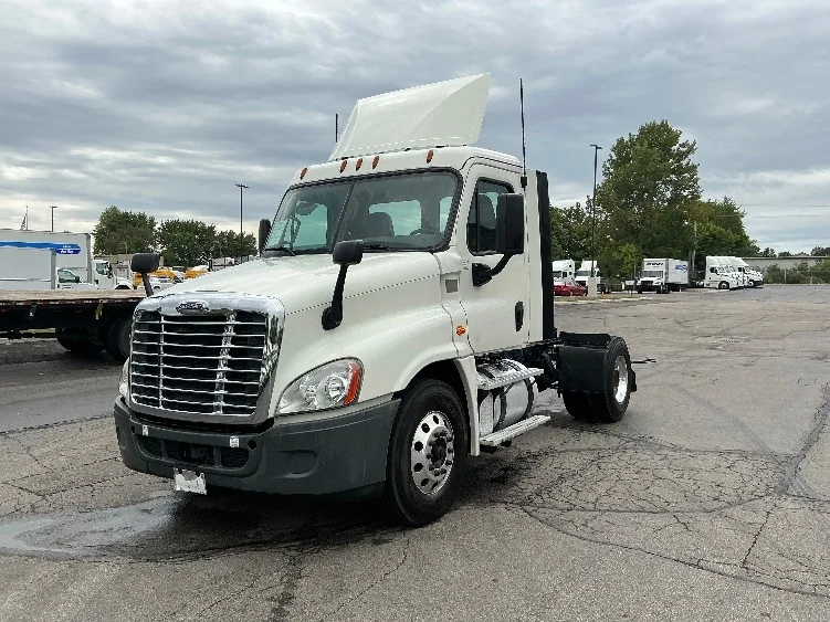 2019 Freightliner Cascadia - image 3
