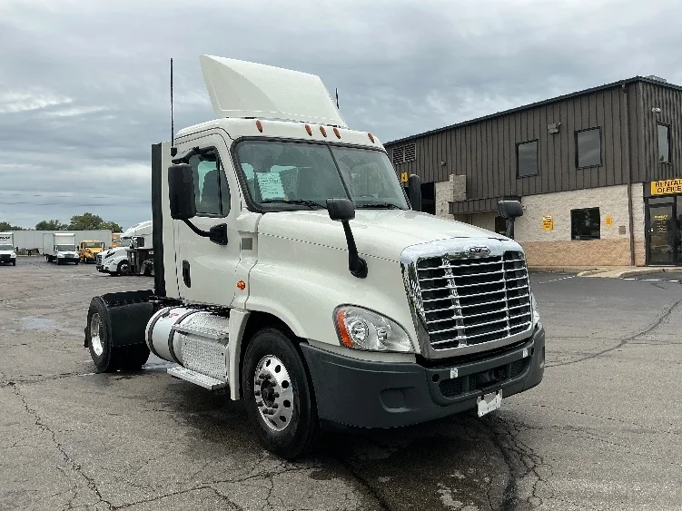 2019 Freightliner Cascadia - image 1
