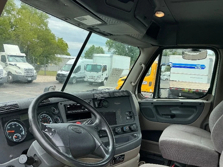 2019 Freightliner Cascadia - image 10