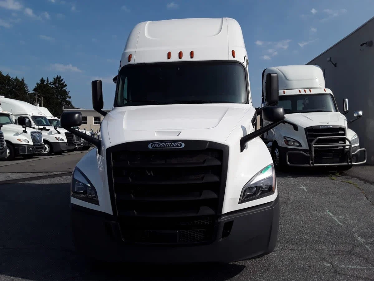 2018 Freightliner Cascadia - image 2