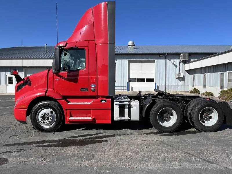 2020 Volvo VNR 640 in Sauk Rapids — photo 2