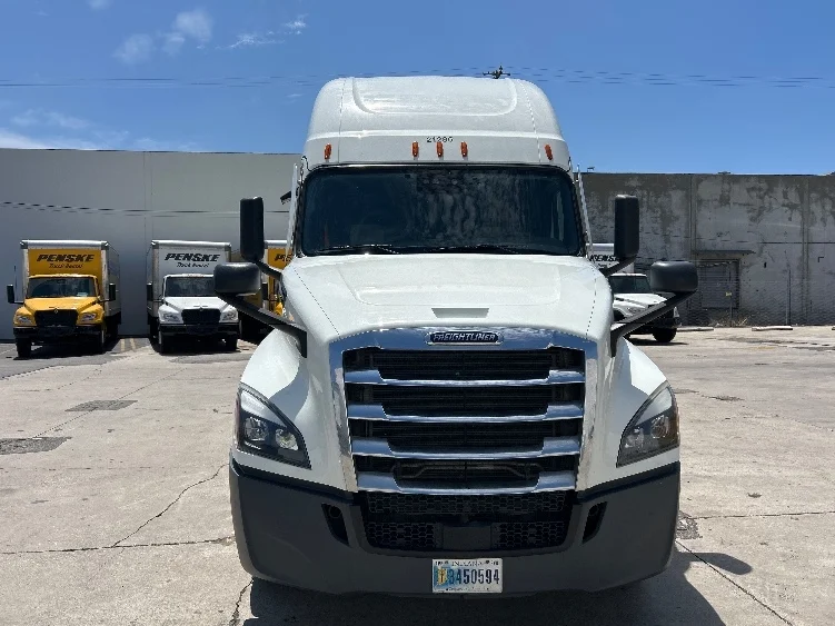 2021 Freightliner Cascadia in Dallas, TX — photo 2